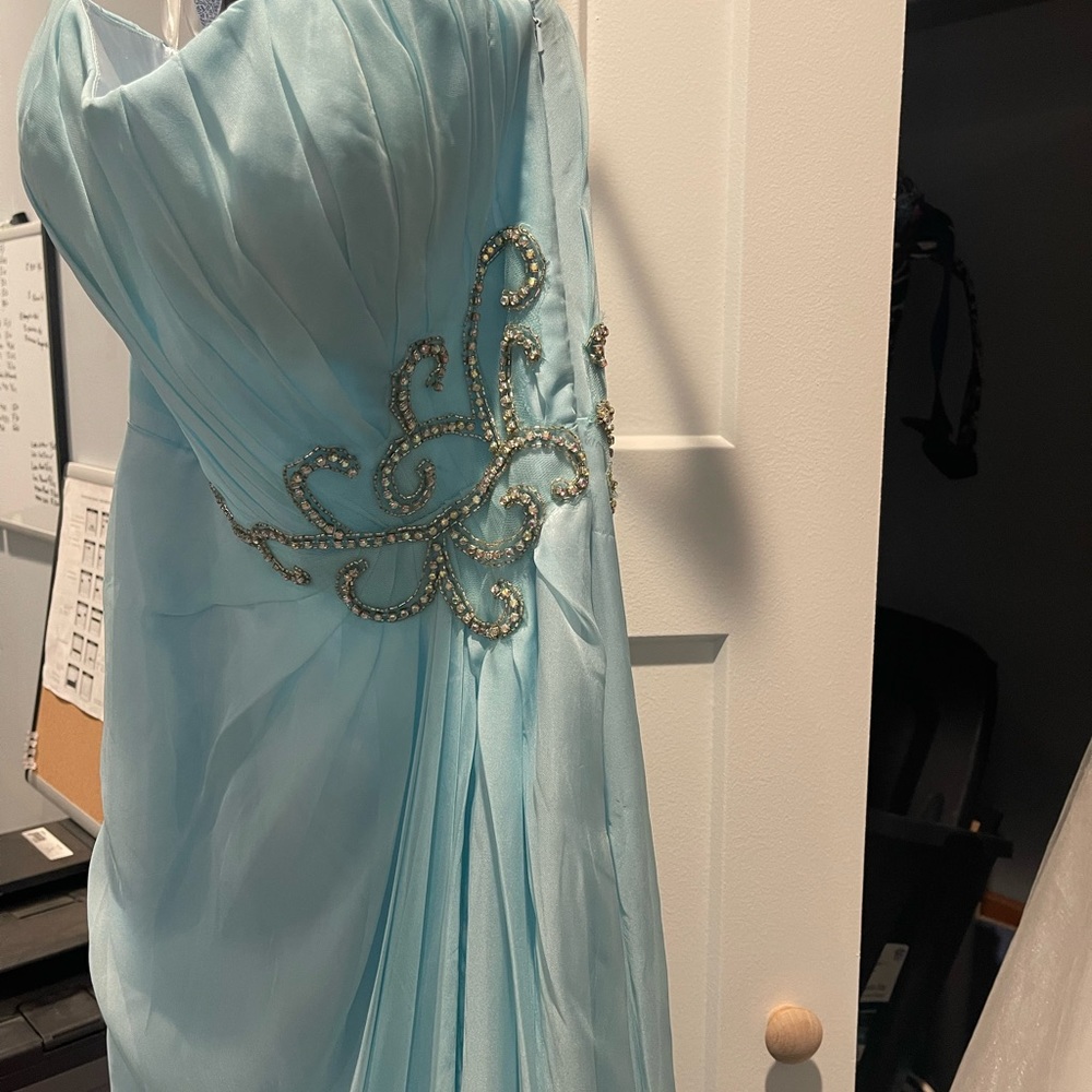 Size medium 4-6 formal dress. Baby blue strapless